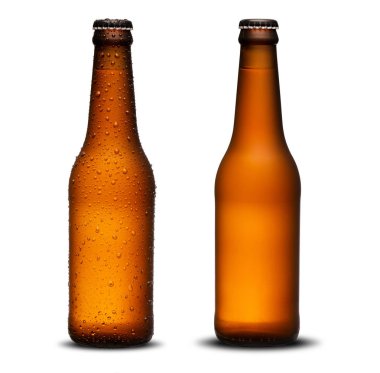 Beyaz arka planda damla ve kurur ile 300ml bira şişeleri. Pilsen.