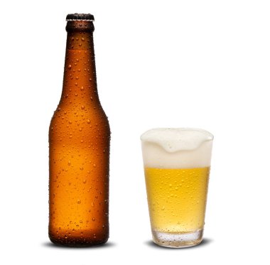 Bira ve Kahverengi şişe 300ml damla beyaz bir arka plan üzerinde izole bir bardak.