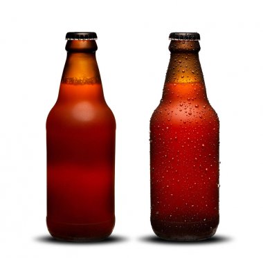 Beyaz arka planda damla ve kurur ile 300ml bira şişeleri. Bock birası.