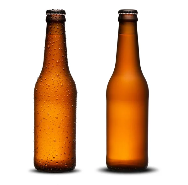 Botellas de cerveza de 300 ml con gotas y se seca sobre fondo blanco. Pilsen. . —  Fotos de Stock