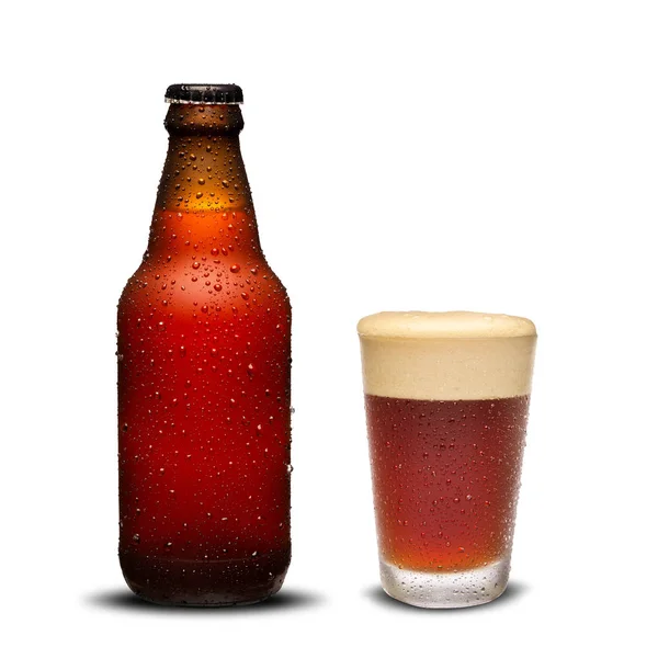 Botellas de cerveza de 300 ml y cerveza de vidrio con gotas sobre fondo blanco . —  Fotos de Stock