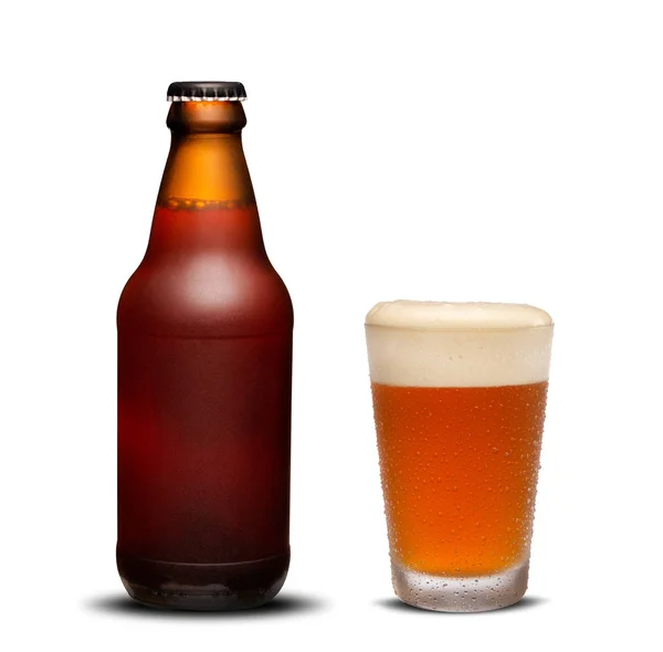Botellas de cerveza de 300 ml secas y cerveza de vidrio con gotas sobre fondo blanco . —  Fotos de Stock
