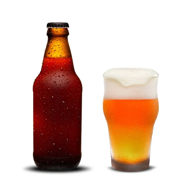 Bouteilles de bière 300ml et bière en verre avec des gouttes sur fond blanc . — Photo