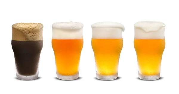 Ensemble de nombreux verres à bière avec différents isolats de bière sur fond blanc . — Photo