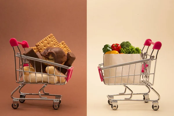 Koncept jídla a stravy. Destičky, čokoláda, zmrzlina, ovoce a zelenina v nákupním košíku. Rychlá závislost na potravinách. Zápasí s nadváhou a obezitou. porovnání lehkých potravin a fattenu. — Stock fotografie