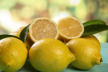 Yeşil ahşap arka planda sarı limonlar