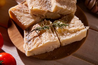 Ahşap masada malzemelerle birlikte tuzlanmış morina balığı. Morina balığı çiğ