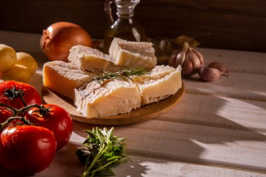 Ahşap masada malzemelerle birlikte tuzlanmış morina balığı. Morina balığı çiğ