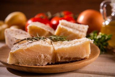 Ahşap masada malzemelerle birlikte tuzlanmış morina balığı. Morina balığı çiğ