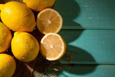 Ahşap arka planda sarı limonlar.