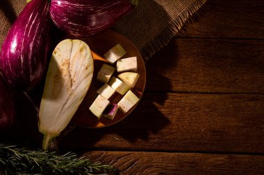 Tahta bir yüzey üzerinde kırmızı patlıcan