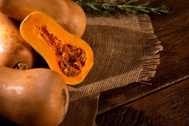 Birkaç Paulistan balkabağı ağaçların üzerinde