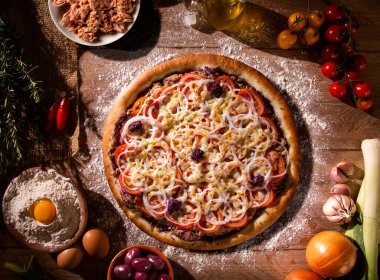 Pizza ton balığı, soğan, domates ve ahşap zemin üzerinde siyah zeytin. Üst Manzara, kapat. Geleneksel Brezilya Pizzası