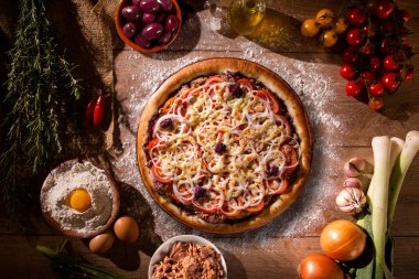 Pizza ton balığı, soğan, domates ve ahşap zemin üzerinde siyah zeytin. Üst Manzara, kapat. Geleneksel Brezilya Pizzası