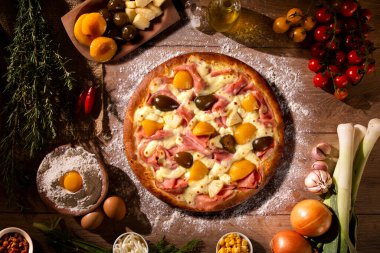 Şeftalili, incirli ve ananaslı tatlı pizza. Üst Manzara, kapat. Geleneksel Brezilya Pizzası