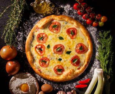 Siyah taş arka planda Pizza Margherita, en iyi manzara. Domatesli pizza Margarita, Basil ve Mozzarella peyniri. Geleneksel Brezilya Pizzası