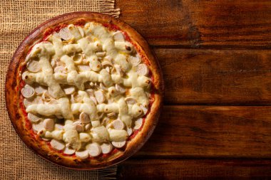 Palmiye kalbi ve krem peynirli pizza. Ahşap arka plan manzaralı, yakın çekim. Geleneksel Brezilya Pizzası.