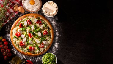 Brokolili pizza, palmiye kalbi ve kurutulmuş domates. Üst Manzara, kapat. Geleneksel Brezilya Pizzası.