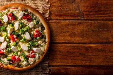 Brokolili pizza, palmiye kalbi ve kurutulmuş domates. Üst Manzara, kapat. Geleneksel Brezilya Pizzası.