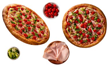 Pizza hindi göğsü, beyaz arka planda domates ve pırasa. Üst Manzara, kapat. Geleneksel Brezilya Pizzası