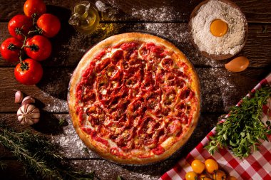 Tahta arka planda pizza pepperonisi. Üst Manzara, kapat. Geleneksel Brezilya Pizzası.