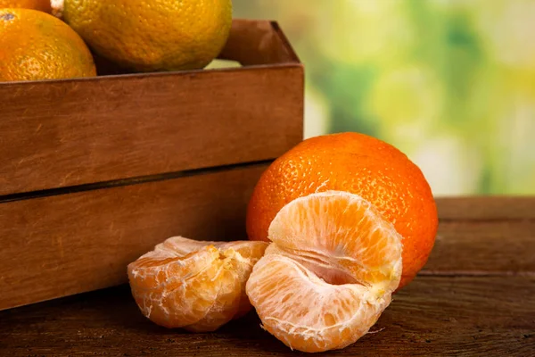 Mandarinenschachtel Auf Holztisch — Stockfoto
