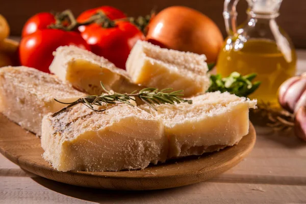 Gezouten Kabeljauw Houten Tafel Met Ingrediënten Rauwe Kabeljauw — Stockfoto