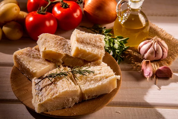 Bacalhau Salgado Mesa Madeira Com Ingredientes Bacalhau Bruto — Fotografia de Stock