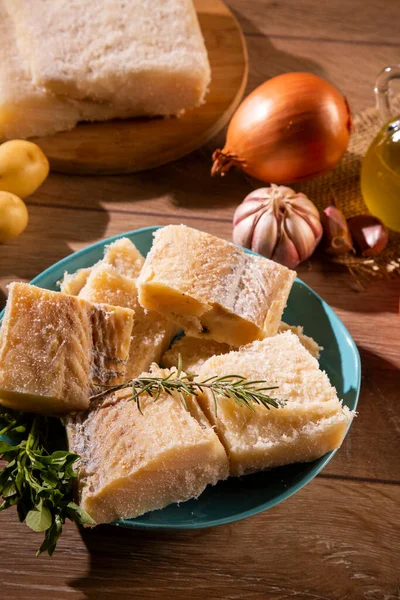 Kabeljau Auf Dem Holztisch Mit Zutaten Kabeljau Roh — Stockfoto