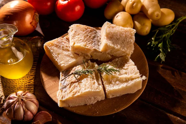 Bacalhau Salgado Mesa Madeira Com Ingredientes Bacalhau Bruto — Fotografia de Stock