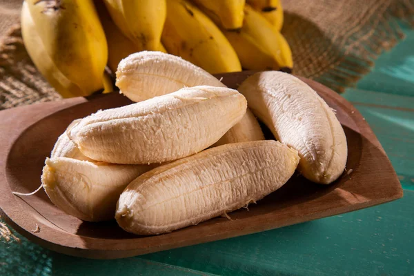 Een Bankje Bananen Een Gesneden Banaan Houtondergrond — Stockfoto