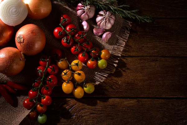 Legumes Uma Mesa Madeira Vista Superior Tomate Alho Cebola — Fotografia de Stock