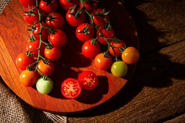 Tomates Uva Sobre Uma Mesa Madeira — Fotografia de Stock