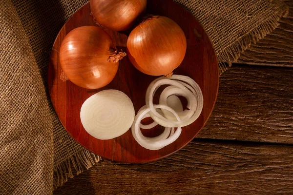 Gesorteerde Boerderij Verse Uien Een Rustieke Houten Tafel Met Lente — Stockfoto