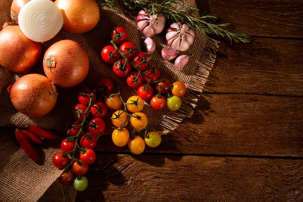 Legumes Uma Mesa Madeira Vista Superior Tomate Alho Cebola — Fotografia de Stock