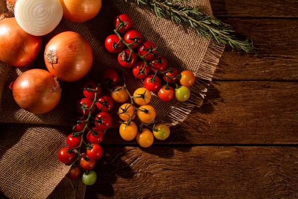 Legumes Uma Mesa Madeira Vista Superior Tomate Alho Cebola — Fotografia de Stock