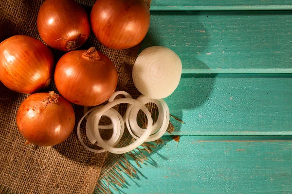 Verschiedene Bauernhof Frische Zwiebeln Auf Einem Rustikalen Holztisch Mit Frühlingszwiebeln — Stockfoto