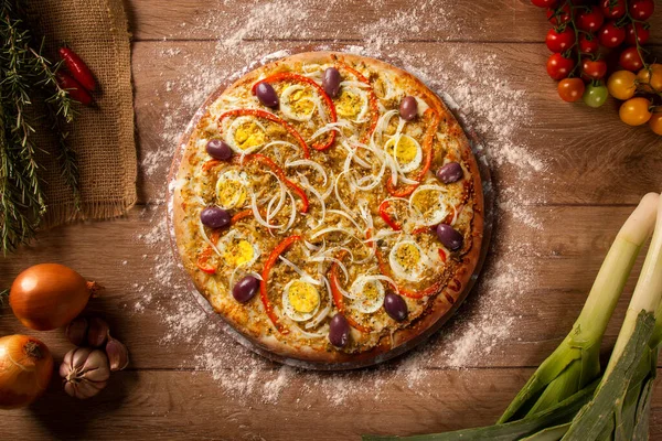 Sabrosa Pizza Portuguesa Ingredientes Cocina Tomates Albahaca Sobre Fondo Madera —  Fotos de Stock