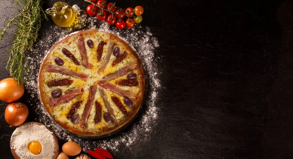 Sabrosa Pizza Prosciutto Ingredientes Cocina Tomates Albahaca Sobre Fondo Hormigón —  Fotos de Stock