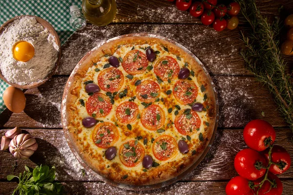 Sabrosa Pizza Marguerita Ingredientes Cocina Tomates Albahaca Sobre Fondo Madera —  Fotos de Stock