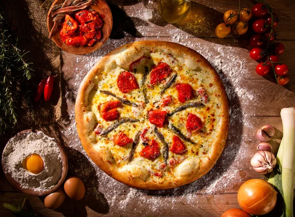 Pizza Anchoa Tomate Seco Sobre Fondo Madera Vista Superior Cerca —  Fotos de Stock
