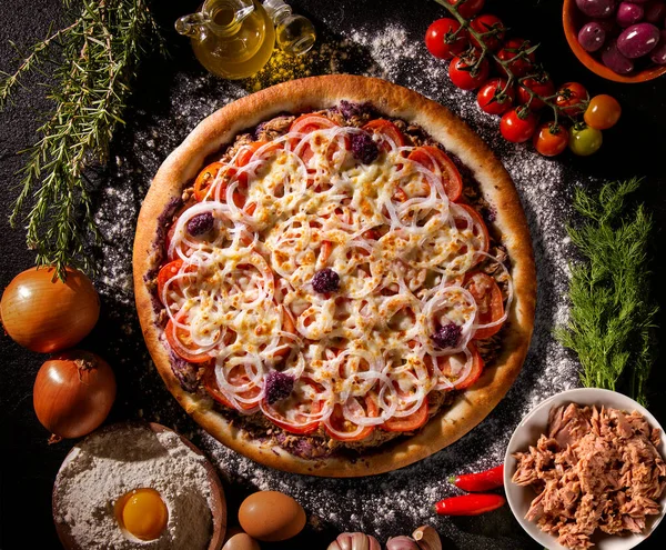 Pizza Tonhal Hagyma Paradicsom Fekete Olíva Alapon Felülnézetből Közelről Hagyományos — Stock Fotó