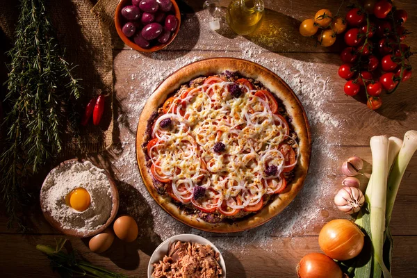 Pizza Atún Cebolla Tomate Olivo Negro Sobre Fondo Madera Vista —  Fotos de Stock