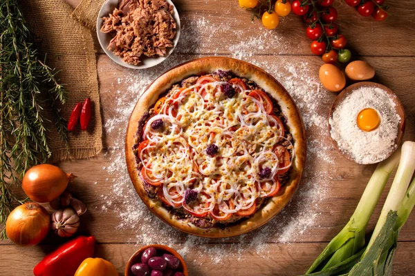 Pizza Tonhal Hagyma Paradicsom Fekete Olíva Alapon Felülnézetből Közelről Hagyományos — Stock Fotó