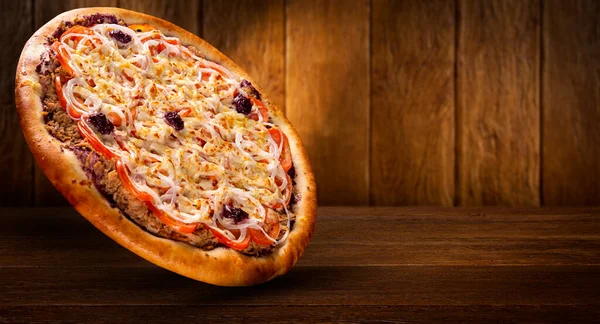 Pizza Thunfisch Zwiebeln Tomaten Und Schwarze Oliven Auf Holz Hintergrund — Stockfoto