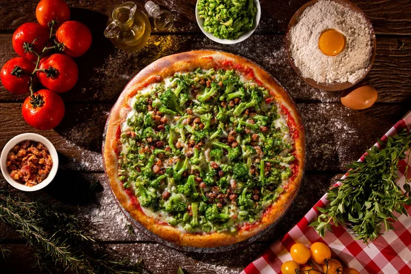 Pizza Brokkoli Szalonna Alapon Felülnézetből Közelről Hagyományos Brazil Pizza — Stock Fotó