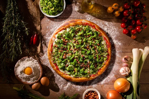 Pizza Brócoli Tocino Sobre Fondo Madera Vista Superior Cerca Pizza —  Fotos de Stock