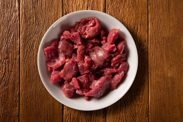 Cuenco Blanco Con Carne Cruda Sobre Fondo Madera Vista Superior — Foto de Stock