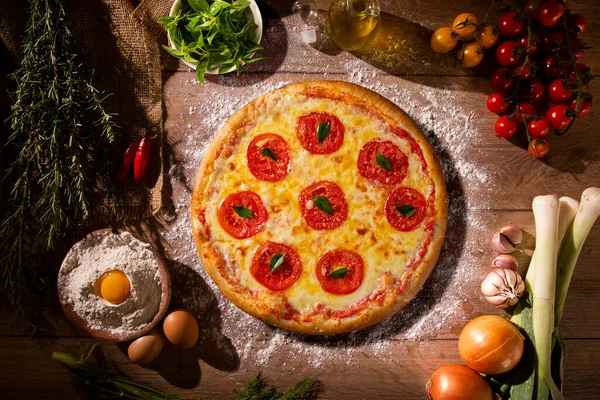 Pizza Margherita Queso Sobre Fondo Madera Vista Superior Cerca Pizza —  Fotos de Stock
