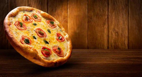 Pizza Margherita Auf Holz Hintergrund Pizza Margarita Mit Tomaten Basilikum — Stockfoto